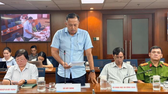  Ông Huỳnh Lê Công Trường, Phó trưởng phòng Kiểm tra chuyên ngành, Sở Xây dựng TP.HCM, phát biểu tại buổi họp báo thường kỳ tại TP.HCM chiều 1/10. Ảnh: Thảo Liên. 