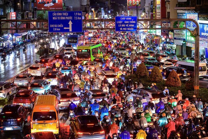  Khu vực Ngã tư Hàng Xanh hướng về Quốc lộ 13 ùn ứ giao thông. Ảnh: Duy Hiệu.