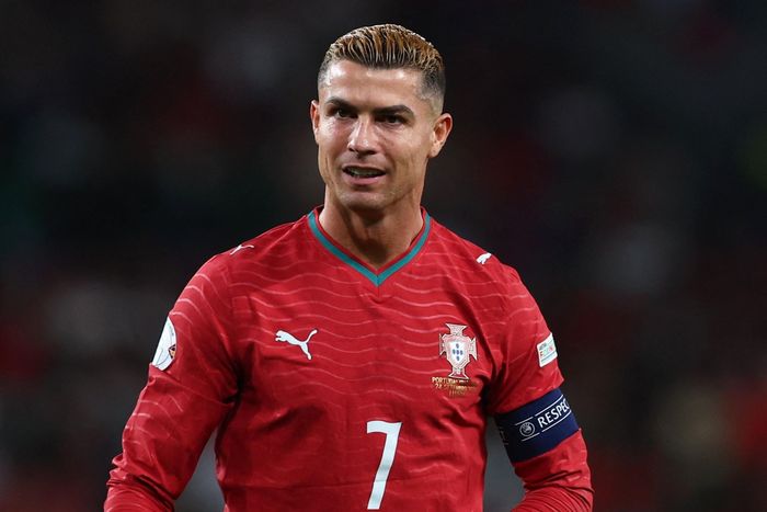  Ronaldo bị chỉ trích sau khi đi thẳng vào đường hầm và rời trại tuyển Bồ Đào Nha giữa lúc căng thẳng leo thang. 