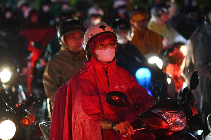  Người tham gia giao thông phải nhích từng chút một để về nhà sau giờ làm. Đến hơn 19h, nhiều người vẫn mắc kẹt ngoài đường vì kẹt xe, đường ngập. 