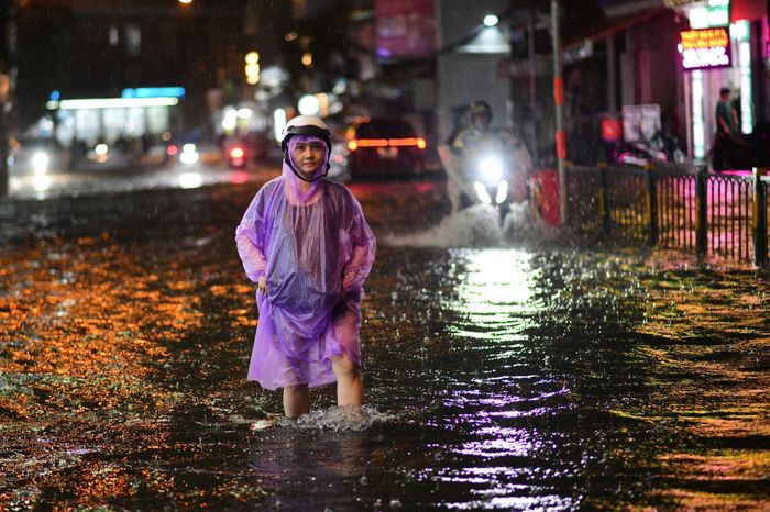  Tình trạng mưa lớn liên tiếp những ngày qua khiến người dân TP.HCM di chuyển khó khăn. Trước đó, ngày 30/9, mưa dông vào chiều tối cũng gây ngập tại nhiều tuyến đường. 