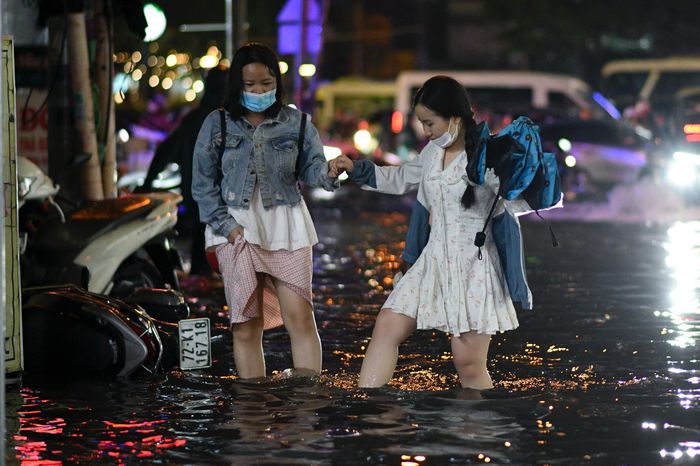  Đến 20h, nước vẫn chưa có dấu hiệu rút, người dân vất vả lội ngập về nhà. 