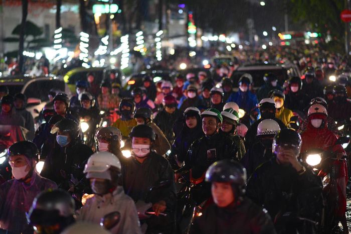  20h30 trời mưa trở lại, xe cộ vẫn kẹt cứng trên đường Điện Biên Phủ, hướng từ ngã tư Hàng Xanh về cầu Sài Gòn. Trong khi đó, nước vẫn chưa có dấu hiệu rút. 