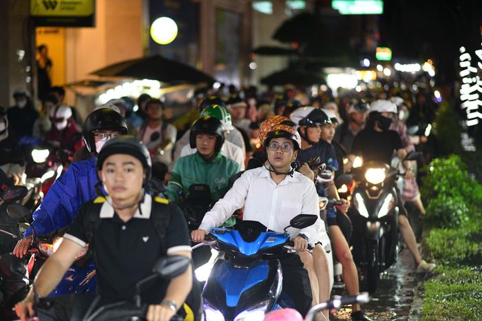  Hàng loạt xe máy chạy lên vỉa hè để tránh đoạn ngập nhưng bị kẹt lại phía trước số 600 Điện Biên Phủ. 