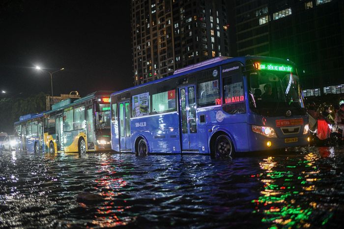  Khoảng 19h30, hàng dài xe cộ vẫn xếp hàng qua đoạn ngập góc ngã ba 602 Điện Biên Phủ. 