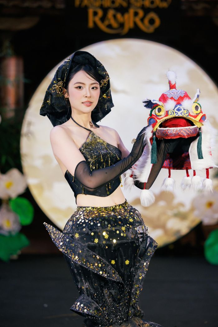 Phạm Thùy Dương (bên trái) mở màn phiên Gọi Trăng, Á hậu Vân Nhi xuất hiện cùng tác phẩm Sư Nguyệt.