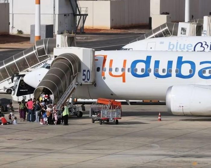 Hành khách lên máy bay Flydubai tại Sân bay Quốc tế Ben Gurion, sau khi một chuyến bay khác cùng hãng từ UAE đến Israel phải chuyển hướng sang Saudi Arabia vì phát tín hiệu khẩn cấp, ngày 30/9. Ảnh: Reuters.