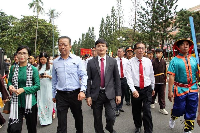 Phó Giám đốc Sở Văn hóa và Thể thao TP.HCM Võ Trọng Nam cùng các lãnh đạo và Nhân dân phường Vũng Tàu - TP.HCM tham gia Lễ hội. Ảnh: Thùy Trang