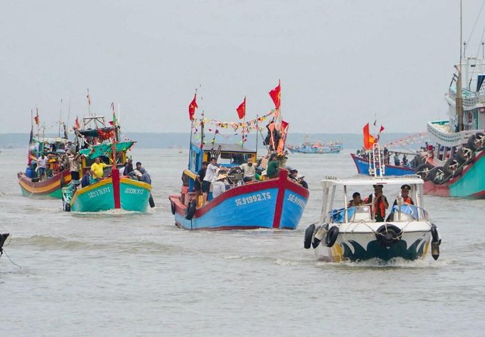 Nghi thức Nghinh Ông trên biển với nhiều tàu, ghe là hoạt động điểm nhấn không thể thiếu được ở Lễ hội Nghinh Ông của các địa phương. Ảnh: BTC