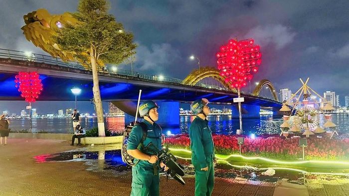 Cán bộ, chiến sĩ Ban CHQS phường An Hải, TP. Đà Nẵng tích cực tuần tra, giám sát bằng thiết bị bay không người lái (flycam) tại khu vực cầu Rồng và các tuyến đường lân cận