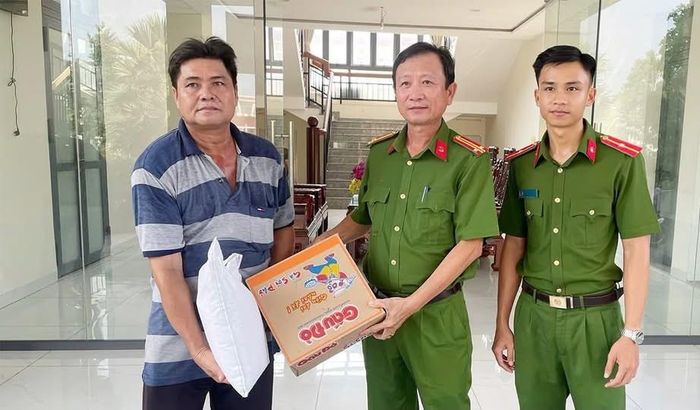 Công an xã Thoại Sơn tặng gạo, mì gói động viên người dân giao nộp cá thể Rồng Nam Mỹ