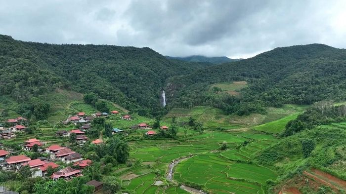 Hành trình đến Thác bản Thín đưa du khách qua những bản làng bình yên, nếp nhà sàn truyền thống của đồng bào Thái giữa cảnh sắc núi rừng hoang sơ