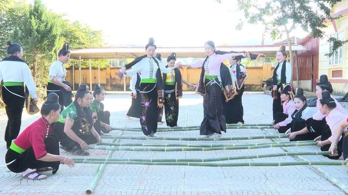 Thác bản Thín nằm trong không gian văn hóa đa dạng, nơi cộng đồng các dân tộc Thái, Mông, Kinh cùng sinh sống