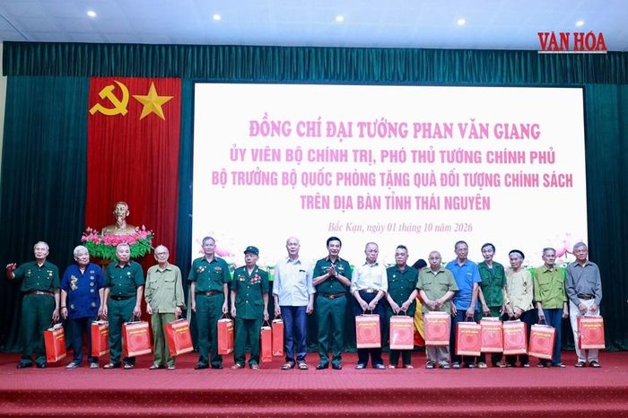 Đại tướng Phan Văn Giang trao 50 suất quà cho các đối tượng chính sách trên địa bàn phường Đức Xuân và phường Bắc Kạn