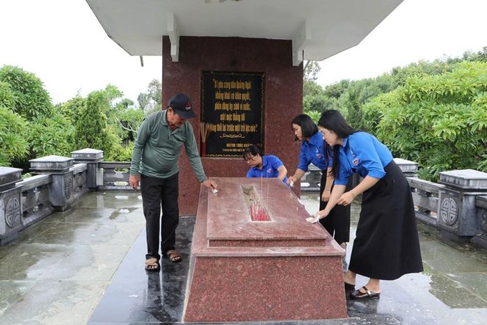 Ông Nguyễn Hiền cùng đoàn viên thanh niên chăm lo, quét dọn và hương khói tại khu mộ cụ Huỳnh Thúc Kháng