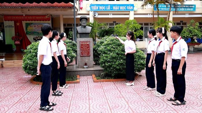Học sinh Trường THCS Huỳnh Thúc Kháng tìm hiểu về nhà chí sĩ yêu nước mang tên trường