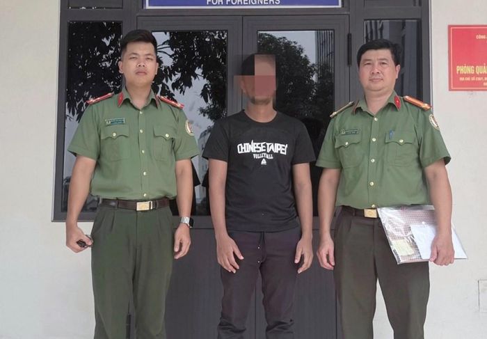 Người nước ngoài vi phạm được đưa vào cơ sở lưu trú để làm thủ tục trục xuất. Ảnh: CACC