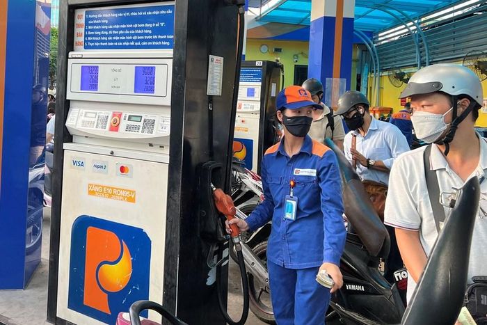 Thuế nhập khẩu ưu đãi đối với một số loại xăng động cơ và nguyên liệu pha chế xăng tiếp tục được giảm từ 10% xuống 0%. Ảnh: Tuấn Đông