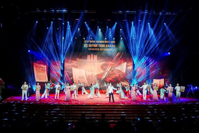 Không chỉ tái hiện hành trình hoạt động của một chí sĩ yêu nước, chương trình còn làm nổi bật tinh thần trách nhiệm với đất nước, bản lĩnh của người trí thức và quan niệm đặt lợi ích dân tộc lên trên hết