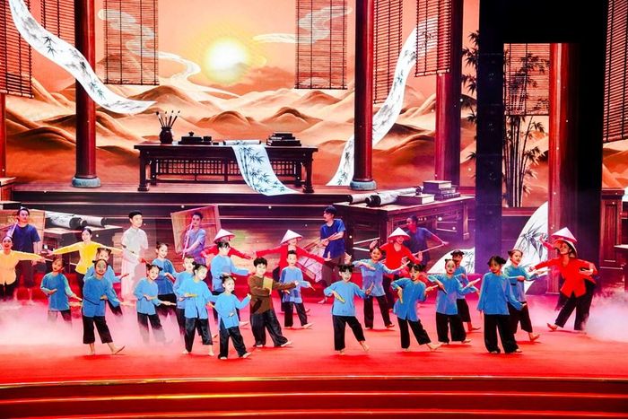 Chương trình tái hiện những dấu mốc quan trọng trong cuộc đời và sự nghiệp của chí sĩ Huỳnh Thúc Kháng, từ quê hương, gia đình, quá trình học tập đến những năm tháng hoạt động yêu nước, làm báo và tham gia chính sự