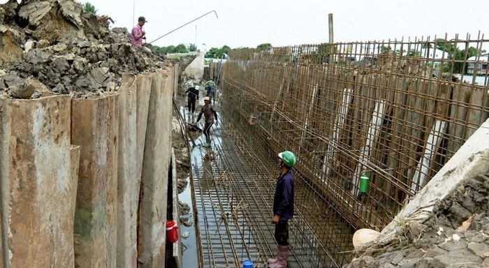 Thi công công trình kè chống sạt lở bờ sông Láng Thé kết hợp khán đài đua Ghe Ngo tại Vĩnh Long. Ảnh: Trà Vinh