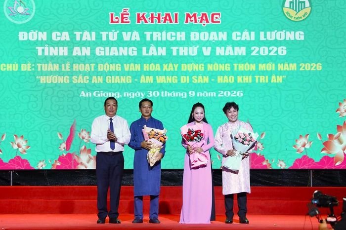 Ông Nguyễn Văn Mao - Phó Giám đốc Sở Văn hóa và Thể thao tỉnh An Giang, Trưởng Ban Tổ chức trao hoa đến các thành viên Ban giám khảo