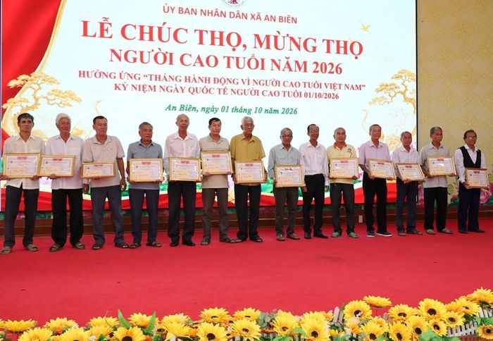 Đại diện lãnh đạo xã chúc thọ và mừng thọ Người cao tuổi năm 2026 tại xã An Biên