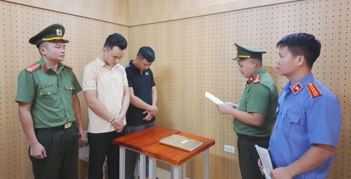 Cơ quan An ninh điều tra Công an tỉnh Hà Tĩnh tống đạt quyết định khởi tố, lệnh bắt tạm giam 2 đối tượng