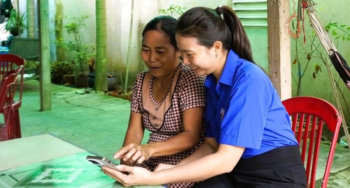 Đoàn viên thanh niên hỗ trợ người dân thực hiện các tiện ích số