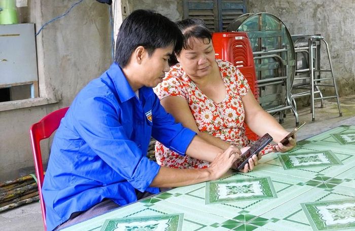 Tổ Công nghệ số cộng đồng hướng dẫn người dân phát triển kỹ năng số