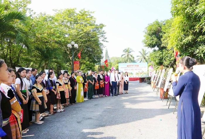 Triển lãm thu hút người dân, du khách và học sinh đến tham quan, tìm hiểu về hành trình tìm đường cứu nước của Chủ tịch Hồ Chí Minh. Ảnh: Thùy Hương - Khánh Linh