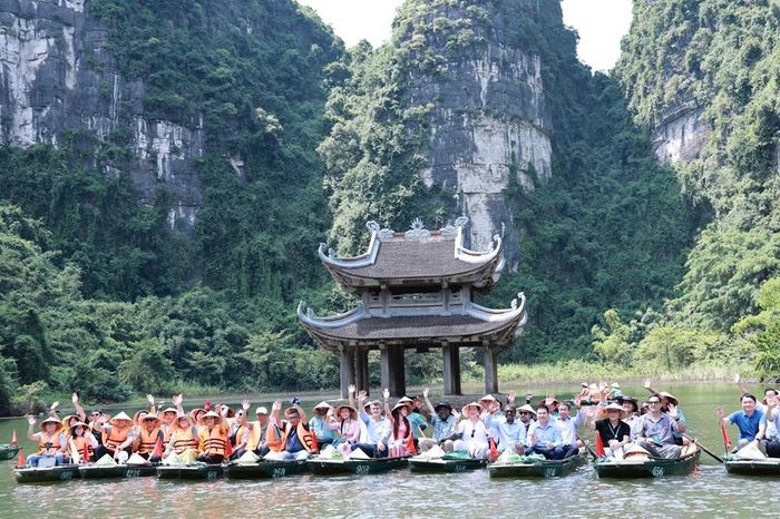 Các đại biểu chụp ảnh lưu niệm tại Thuỷ đình