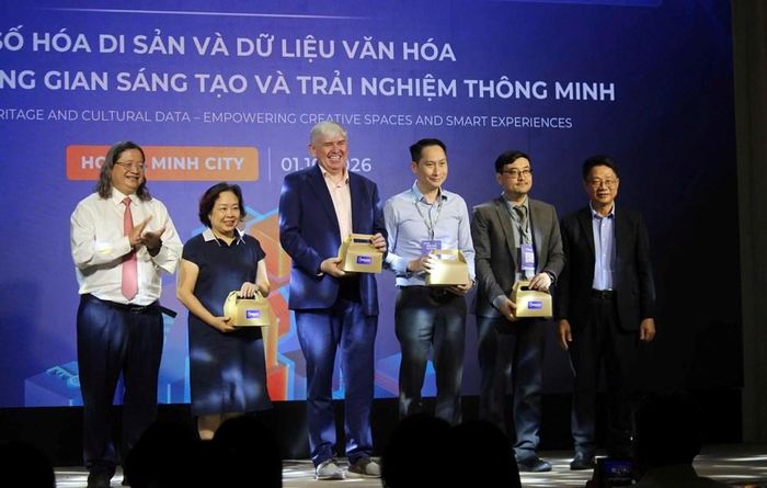 Đại diện Sở VHTT TP.HCM tặng quà lưu niệm cho các diễn giả tại hội thảo