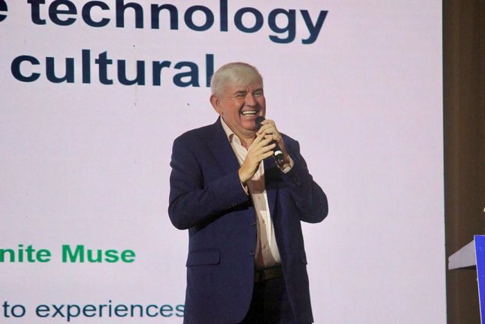 Ông Christopher Campbell Bryson, Giám đốc Công ty Infinite Muse với tham luận “Ứng dụng trí tuệ nhân tạo (AI) và công nghệ thực tế ảo mở rộng trong đổi mới trải nghiệm di sản văn hóa”