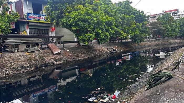 Dọc hai bên mương, rác thải vứt ngổn ngang nhìn mất mĩ quan đô thị
