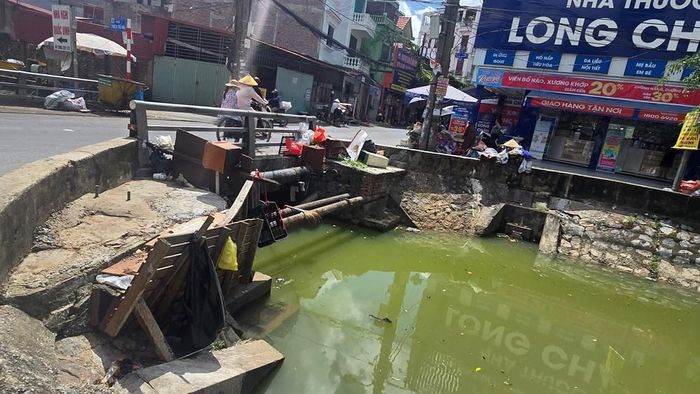 Khi nước chưa rút, lòng mương trở thành nước tù đọng, các miệng cống nhìn bẩn thỉu, phản cảm