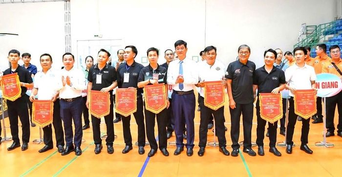 Ban Tổ chức trao cờ lưu niệm cho lực lượng trọng tài và các đoàn tham gia giải