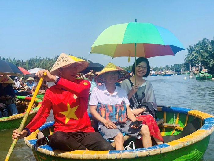 Tại Cẩm Thanh, hệ thống kênh rạch đan xen cùng những rặng dừa nước tạo thành một không gian đặc trưng. Ảnh: Voln