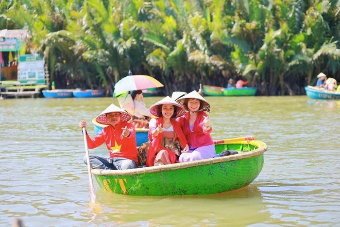 Du khách ngồi trên chiếc thuyền thúng, len qua những con rạch nhỏ. Ảnh: Voln