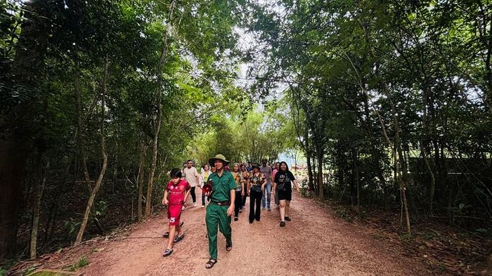 Địa đạo Củ Chi là điểm đến dành cho du khách muốn tìm hiểu lịch sử. Ảnh: Triều Thúy