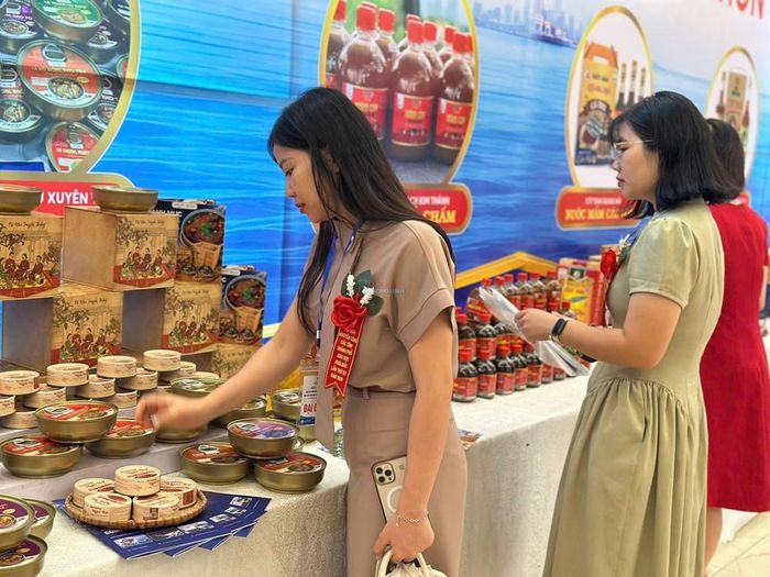 Hội chợ giới thiệu các sản phẩm hàng việt