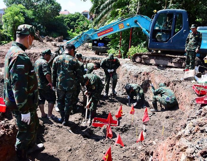 Bộ Tư lệnh TP.HCM huy động nhiều phương tiện phục vụ công tác tìm kiếm, quy tập hài cốt liệt sĩ tại Công viên Lê Thị Riêng