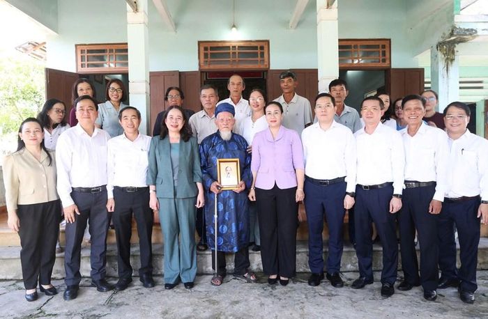 Phó Chủ tịch nước Võ Thị Ánh Xuân chụp hình lưu niệm với lãnh đạo TP. Đà Nẵng và gia đình ông Vương Nghiên