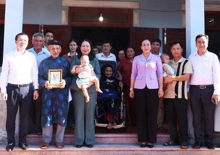 Phó Chủ tịch nước Võ Thị Ánh Xuân chụp hình lưu niệm với lãnh đạo TP. Đà Nẵng và gia đình ông Đinh Văn Thảo