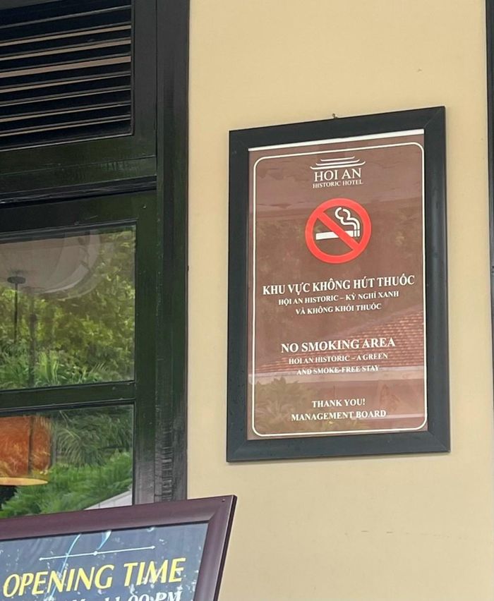 Biển cấm hút thuốc được in khổ to, gắn cố định trên tường tại Khu nghỉ dưỡng Hội An Historic