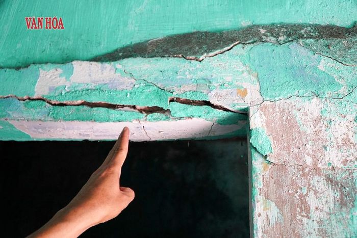 Tường lửng, mái hiên bị nứt; máng xối hư hỏng, gây thấm dột, rêu mốc. Hệ vì kèo bị mối mọt, mục hỏng tại những vị trí tiếp xúc với tường. Nhiều đoạn tường chịu lực phong hóa, bong tróc, dù từng được trám vá bằng xi-măng nhưng cũng không đảm bảo an toàn