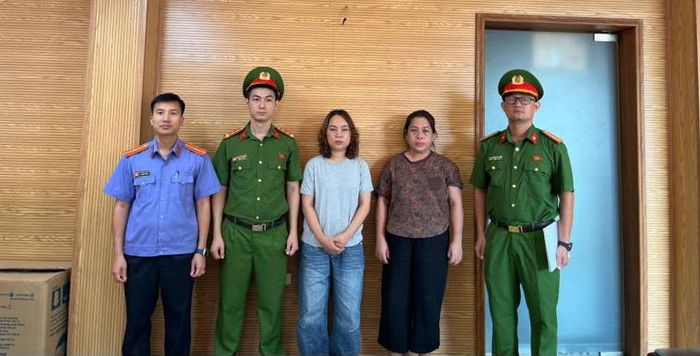 Bị can Phan Thùy Linh (áo sáng) và Phạm Thị Mai tại cơ quan Công an. Ảnh: Bộ Công an