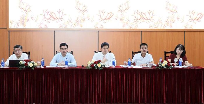 Thứ trưởng Thường trực Bộ Y tế, TS.BS Vũ Mạnh Hà và đại diện các đơn vị liên quan giải đáp những vấn đề dư luận quan tâm