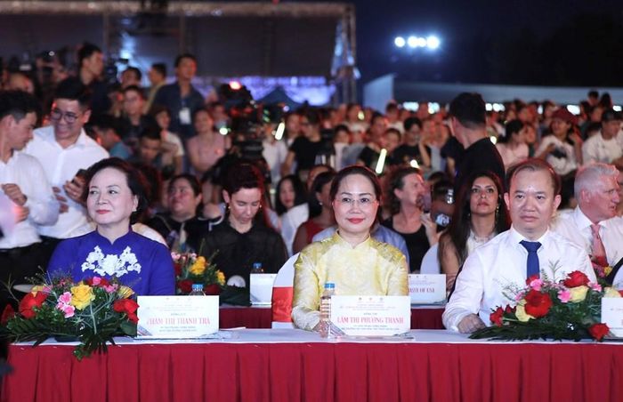 Phó Thủ tướng Phạm Thị Thanh Trà, Bộ trưởng Bộ VHTTDL Lâm Thị Phương Thanh cùng các đại biểu dự buổi lễ