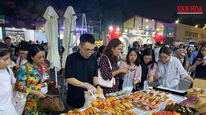 Khu vực ẩm thực quốc tế trở thành tâm điểm thu hút đông đảo thực khách nhờ những món ăn đặc trưng thơm lừng, hấp dẫn